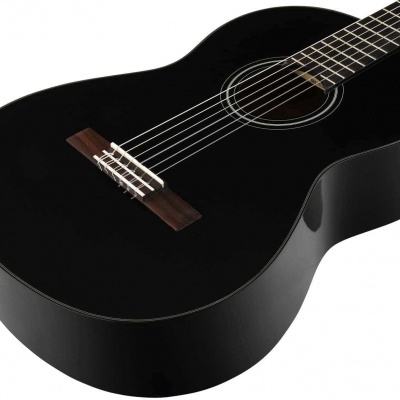 Violão clássico preto com tampo liso e brilhante e roseta decorativa.