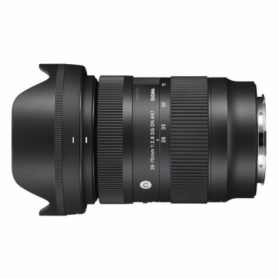 Objetiva fotográfica Sigma 28-70mm f/2.8 DG DN preta com anéis de controlo