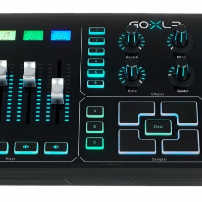 Controlador de áudio preto SOXLE com botões rotativos, faders e teclas iluminadas