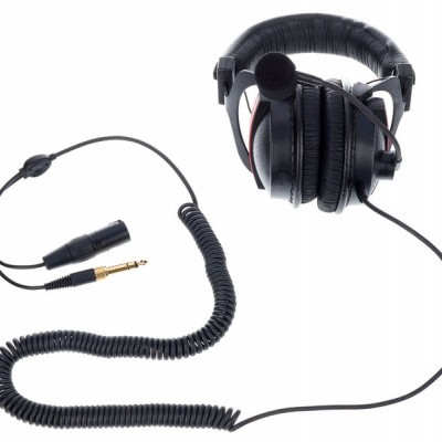 Headphones negros com cabo e adaptador em fundo branco