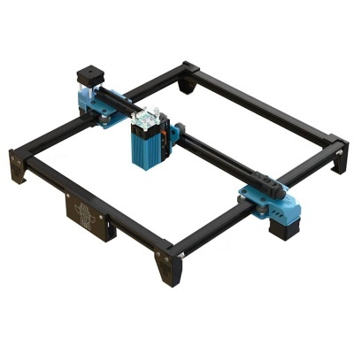 Dispositivo mecânico preto e azul com estrutura quadrada