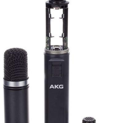Microfone AKG C1000S preto com peças removidas e acessórios ao lado