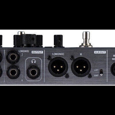 Painel traseiro de equipamento de som preto com múltiplas entradas e saídas, marca MOOER