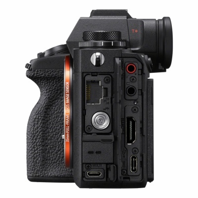 Câmara fotográfica preta vista de perfil com texto 35mm FULL-FRAME e várias portas de conexão