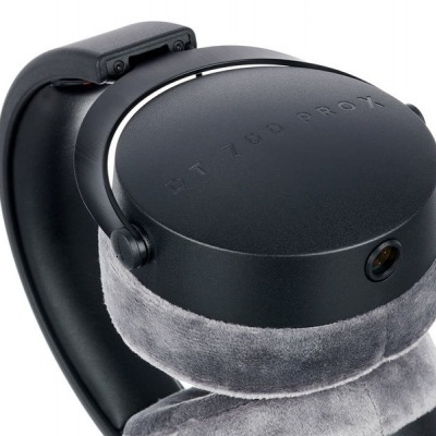 Auricular preto com almofadas cinzentas macias e texto BT 766 PRO X