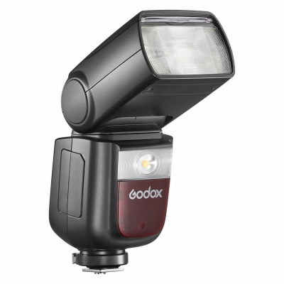 Flash externo Godox preto com detalhe vermelho e lente transparente