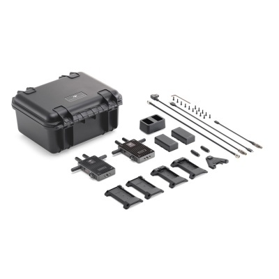 Estojo preto rígido com componentes eletrónicos e acessórios organizados à sua frente