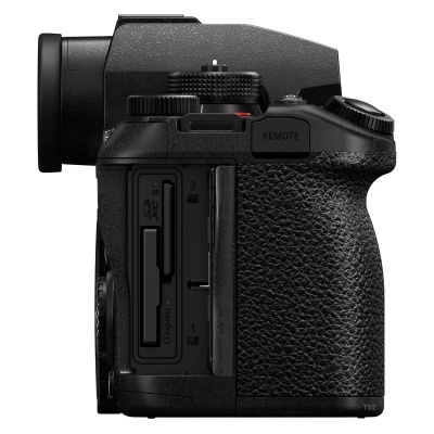 Câmara digital preta vista de lado com compartimentos para cartões e botões