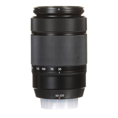 Objetiva fotográfica preta com marcações de distância focal