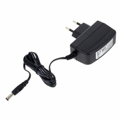 Adaptador de corrente preto com cabo enrolado e ficha europeia