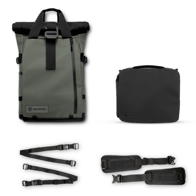 Mochila cinza com bolsa e correias pretas em fundo branco