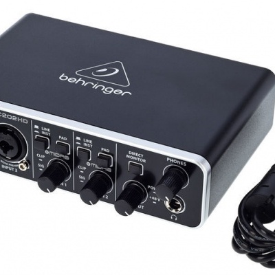 Interface de áudio Behringer U-PHORIA UMC22 preta com cabos USB ao lado