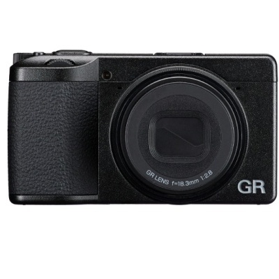 Máquina fotográfica compacta preta com lente e texto GR LENS f=18.3mm 1:2.8