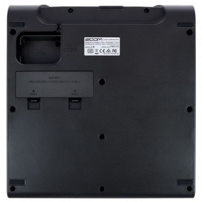 Parte inferior de equipamento ZOOM modelo R24 com compartimento de baterias e etiquetas de certificação