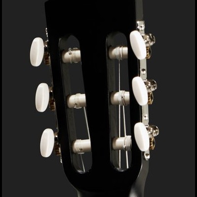 Cabeça preta de guitarra clássica com cravelhas brancas