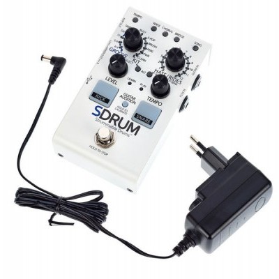 Pedal de efeitos para guitarra SDRUM 1 Submundo Drums com botões pretos e fonte de alimentação preta
