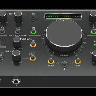Interface de áudio preta Behringer U-Phoria UMC1820 XL com botões e display LED