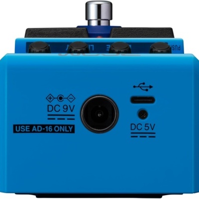 Pedal de efeitos para guitarra azul e preto com conectores de alimentação e botões