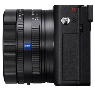 Câmara fotográfica preta com lente ZEISS e anéis de controlo texturados