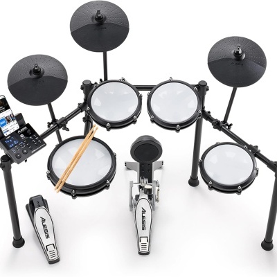 Bateria eletrónica Alesis com pedais e dispositivo de controlo