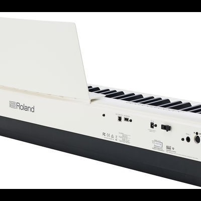 Teclado digital branco Roland com teclas pretas e brancas
