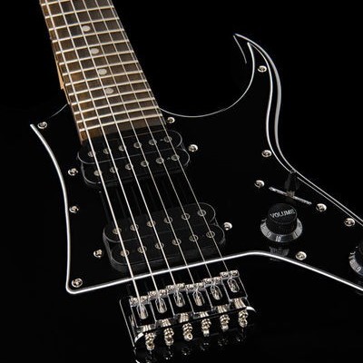 Guitarra elétrica preta com controles e captadores visíveis