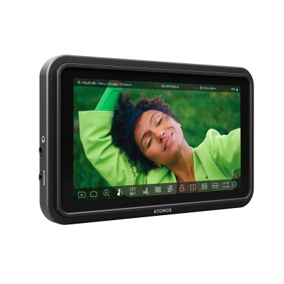 Ecrã Atomos preto com imagem de mulher num casaco verde no ecrã