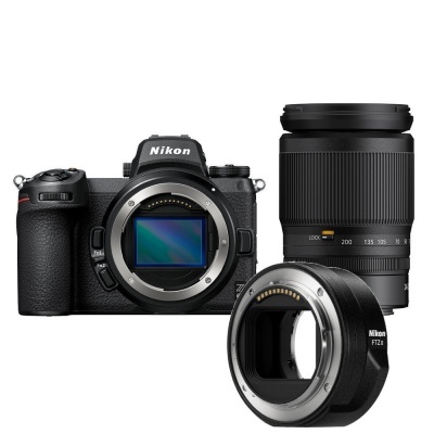 Câmara digital Nikon Z7 II com objetiva e adaptador em fundo branco