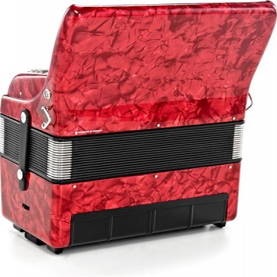 Acordeão vermelho marmoreado com detalhes em metal prateado e faixa preta