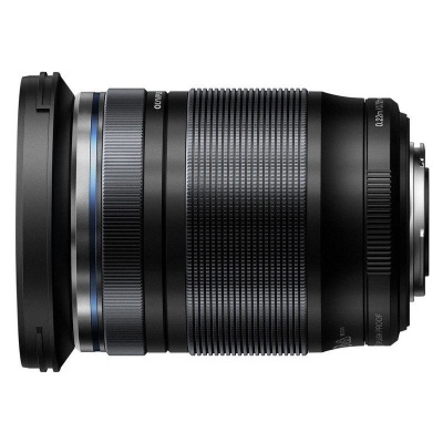 Objetiva fotográfica preta com textura e tampa de proteção