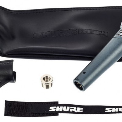 Microfone com acessórios e bolsa preta com texto SHURE