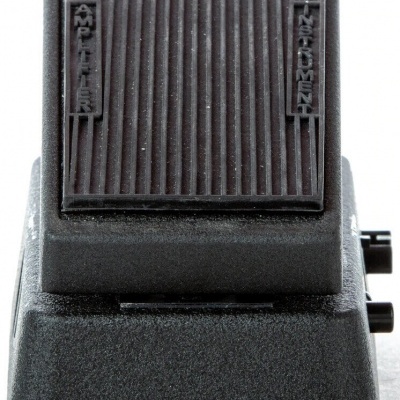 Pedal de efeito para guitarra preto com texto AMPLIFIER e INSTRUMENT