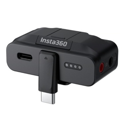 Adaptador Insta360 preto com conector USB-C e entradas auxiliares