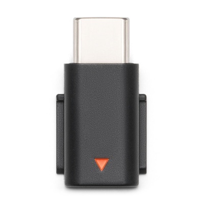 Adaptador USB tipo C preto com triângulo vermelho e ponta metálica