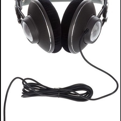 Auscultadores pretos com conector jack dourado e fundo branco