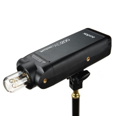 Flash de estúdio preto Godox Witstro AD200 com tubo de flash exposto e suporte