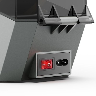 Base de aparelho elétrico cinzento com interruptor vermelho e entrada para ficha