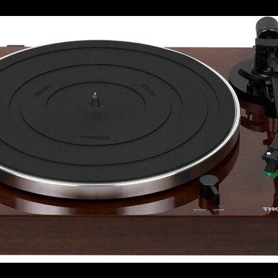 Gira-discos Thorens com base em madeira castanha e prato metálico preto