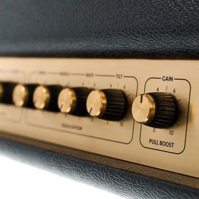 Painel de amplificador com botões dourados e entrada INPUT