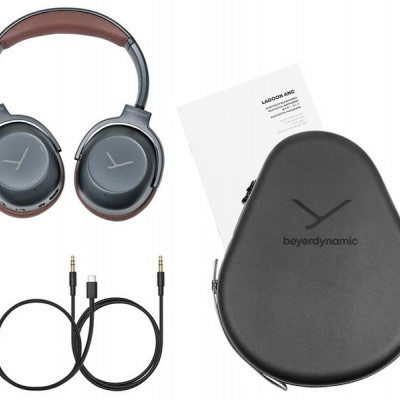 Auscultadores cinza escuro com almofadas castanhas, estojo preto beyerdynamic, cabos USB e jack, papel LABOR AM6.