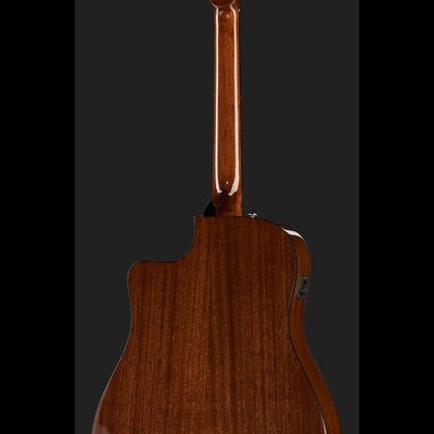 Guitarra acústica de madeira castanha vista de trás com corte no corpo