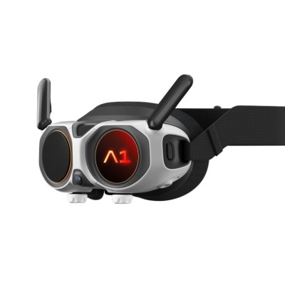 Óculos de realidade virtual com antenas e correia preta em fundo branco