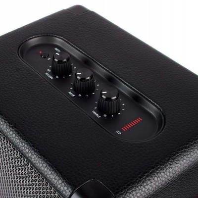 Amplificador preto com botões rotativos e indicador LED vermelho