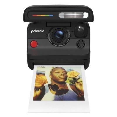 Câmara instantânea Polaroid a imprimir uma fotografia.