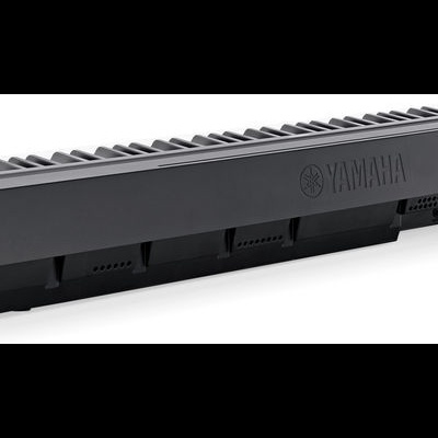 Teclado musical preto Yamaha com teclas e logótipo lateral