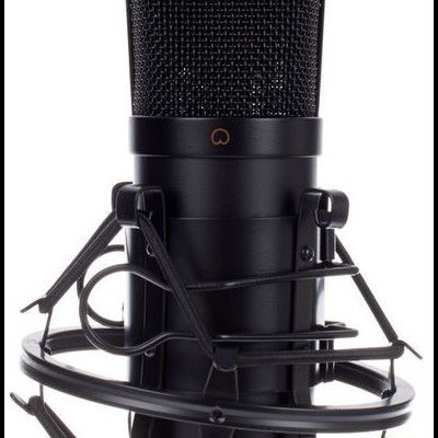 Microfone condensador preto com suporte anti-vibração em fundo branco