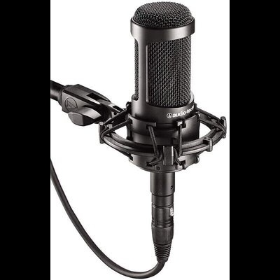 Microfone condensador preto com suporte anti-vibração e cabo