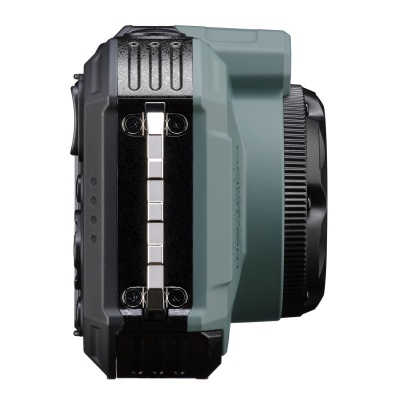 Câmera digital azul claro e preto vista de lado com lente preta.