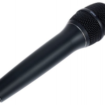 Microfone dinâmico preto com malha metálica