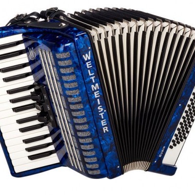 Acordeão azul com teclas e botões brancos e pretos com texto WELTMEISTER